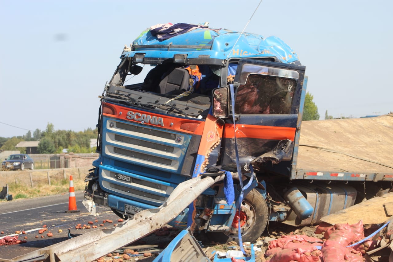 Camión protagoniza accidente y esparce su carga contra un bus en la