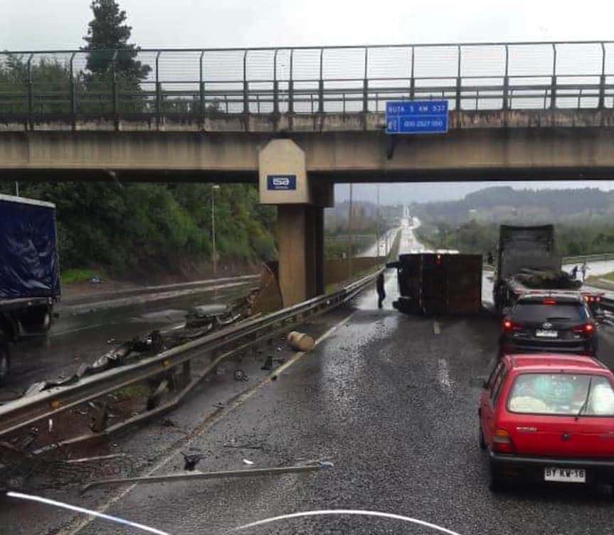 4 heridos deja colisión de camiones y auto en acceso a Mulchén