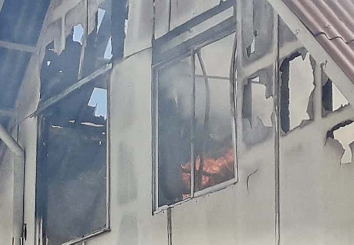 Inflamación de estufa termina en incendio de dos viviendas en Los Ángeles