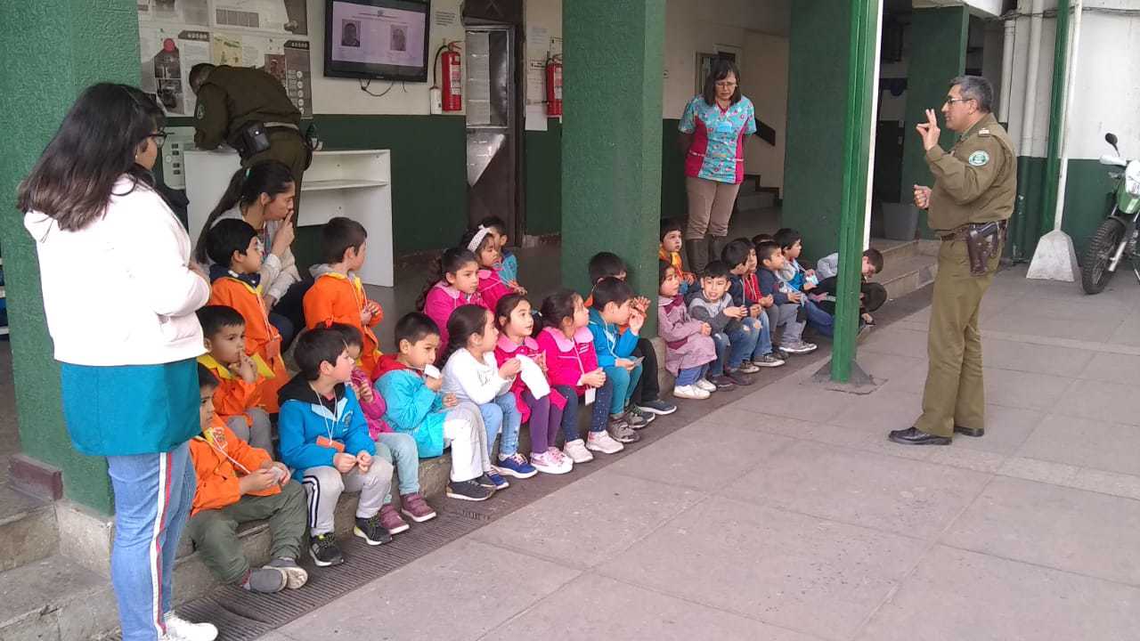Alumnos de la Escuela de Lenguaje “Santisima Trinidad” visitan la Primera Comisaría de Carabineros
