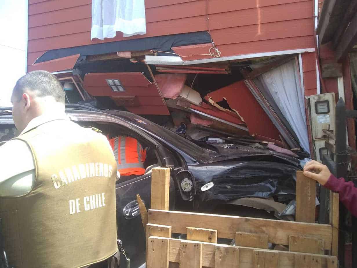 Mujer embarazada roba un auto,  escapa e impacta y destroza el frontis de una casa en Collipulli