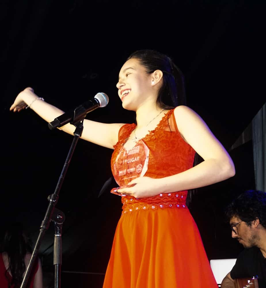 Alumna venezolana del Bicentenario gana el Festival de “La voz de Los Ángeles”