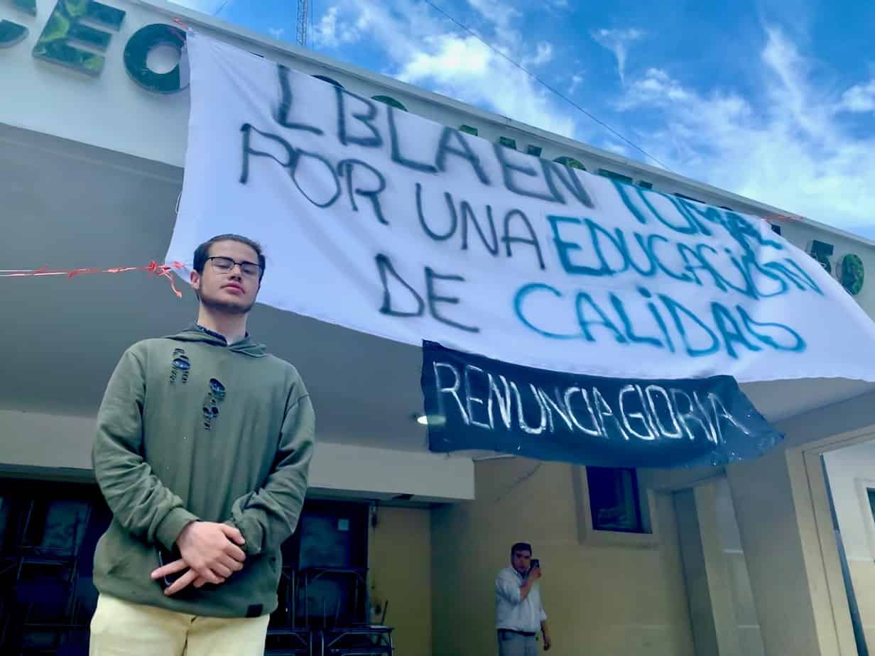 Alumnos en toma del Bicentenario exigen la renuncia de la Presidenta del Centro de Padres