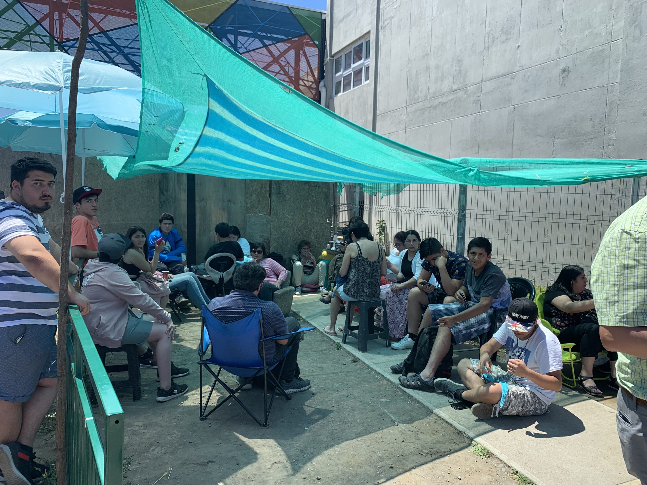 Padres hacen filas desde el viernes por un cupo en el Colegio San Rafael