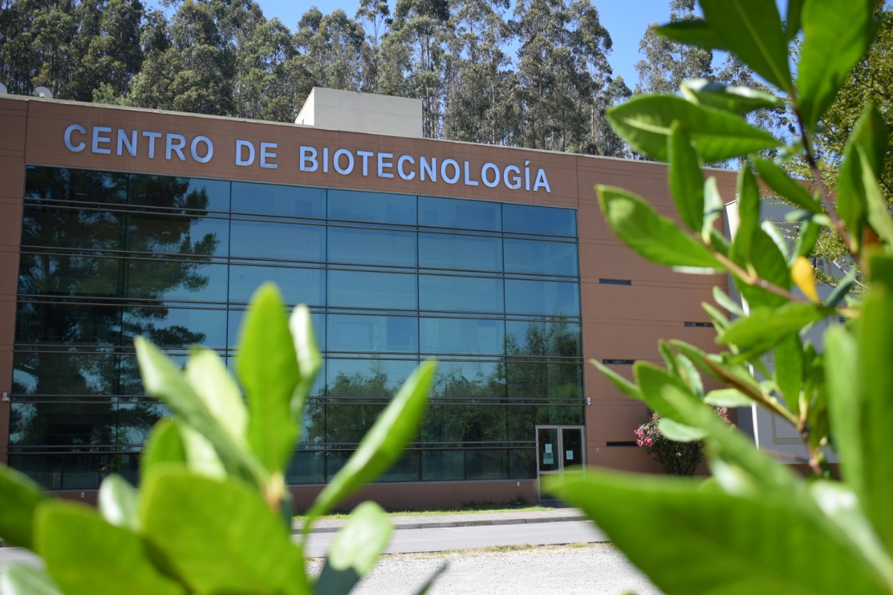 Centro de Biotecnología de la UdeC aporta con una decena de equipos para examen de Covid-19