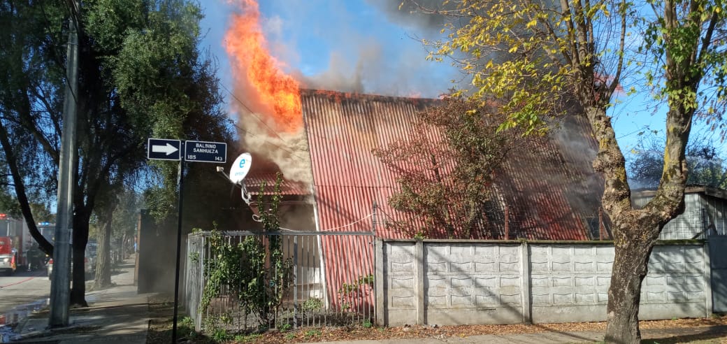 Incendio afecta a una vivienda en Los Ángeles