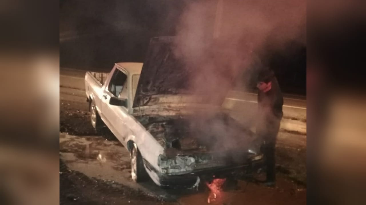 Gendarmes de Yumbel logran sofocar incendio de camioneta en cruce Las Tejas