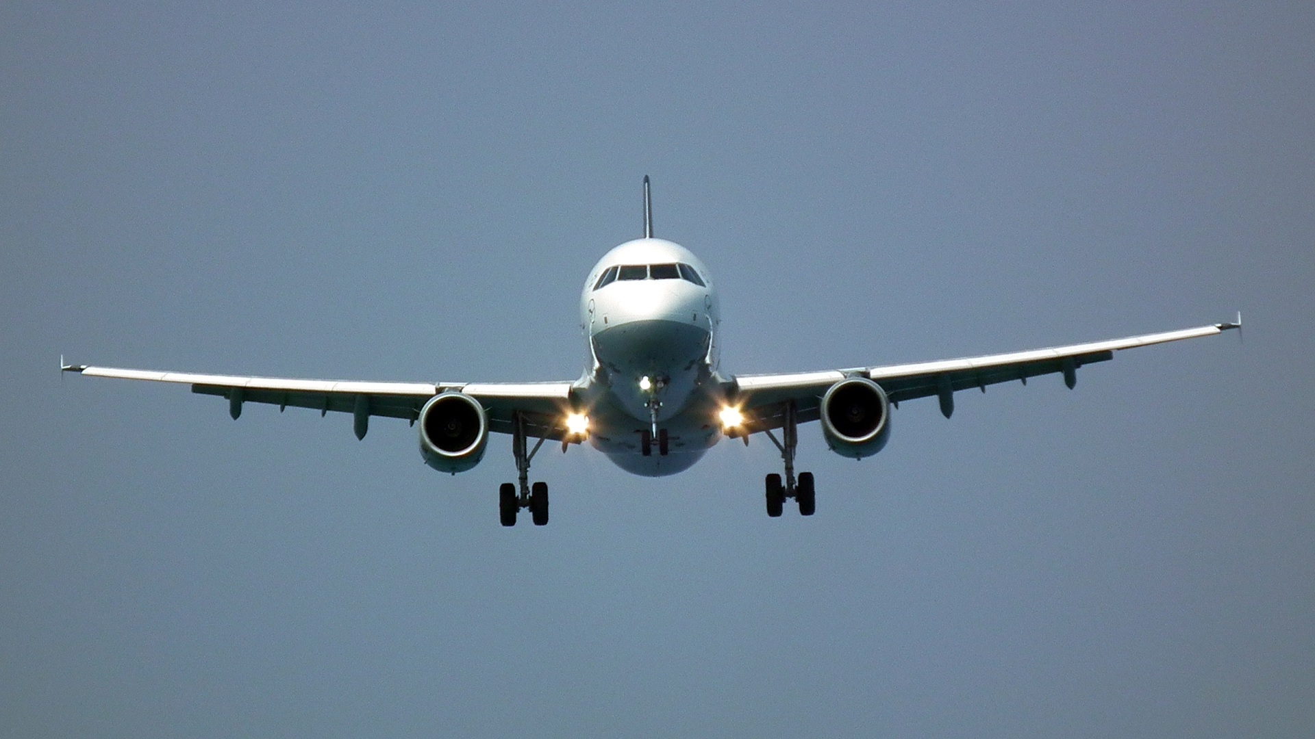 Avión con al menos 50 pasajeros desaparece tras despegar en Indonesia