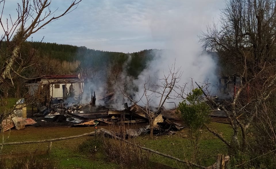 Protagonizan brutal robo en Mulchén: Golpean a los moradores y les queman la casa