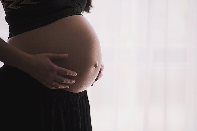 Embarazada se contagió de coronavirus en baby shower y murió tras dar a luz
