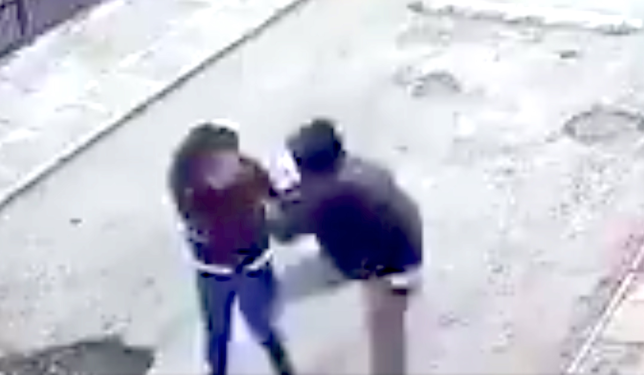 Impactante video: PDI busca a hombre que corrió para agredir brutalmente a mujer
