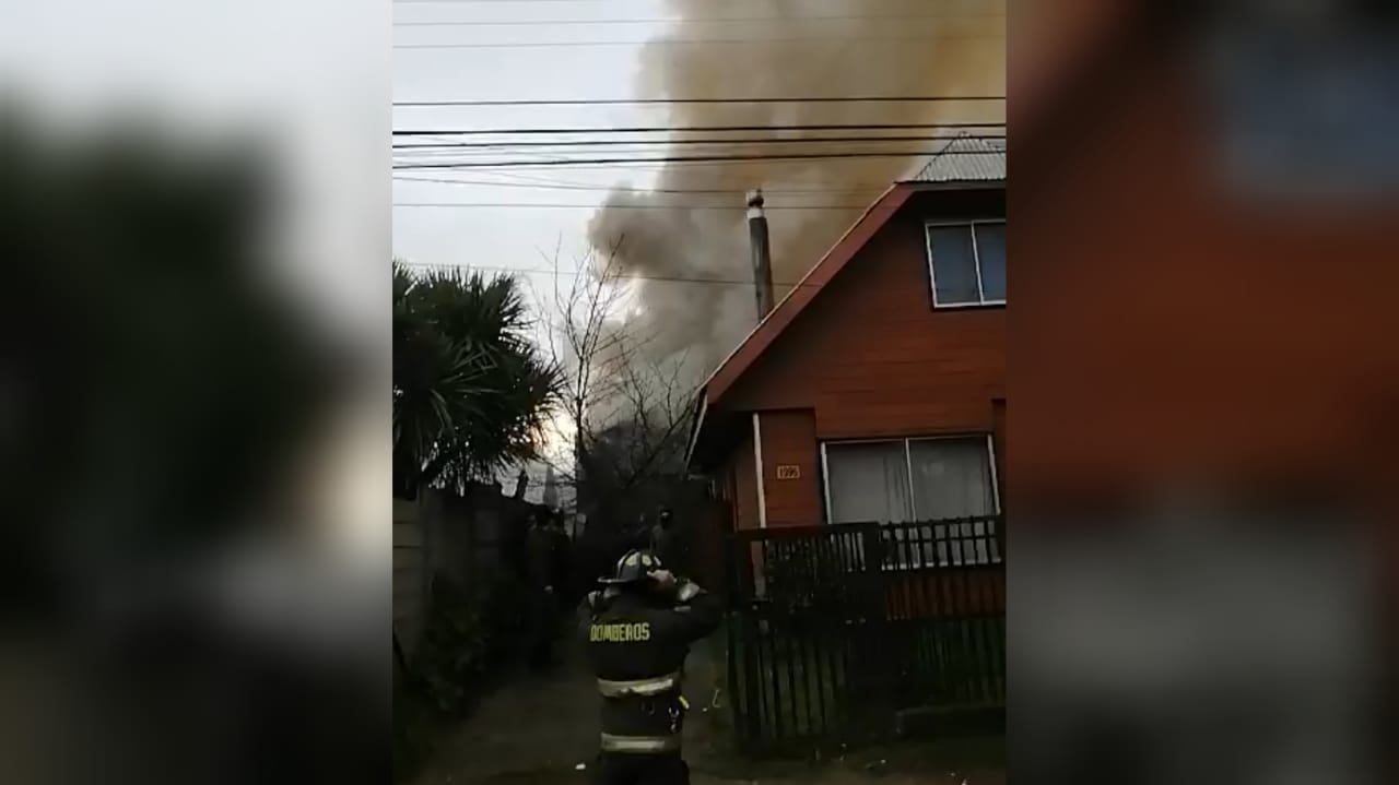 Incendio destruye vivienda y taller de tapicería en Osorno