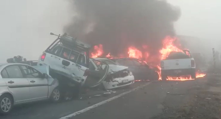 Brutal colisión múltiple en Victoria deja autos incendiándose y 2 fallecidos