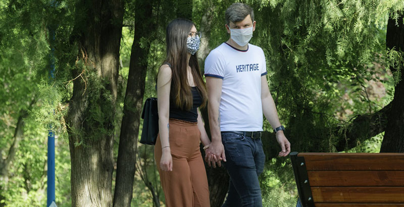 Covid en Chile: multan por más de 2 millones a pareja que se sacó la mascarilla en un parque