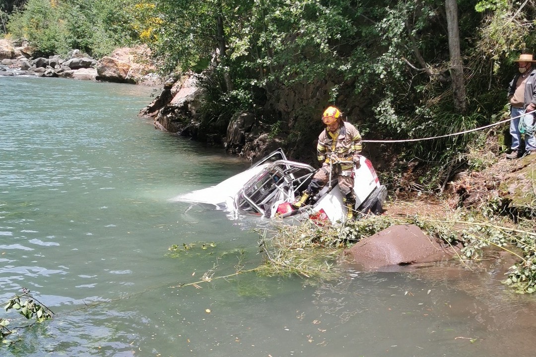 Conductor muere tras caer en su camioneta al río Duqueco