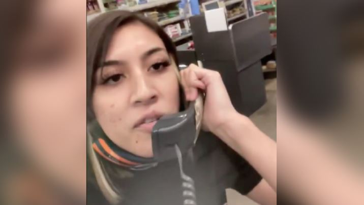 Mujer renunció a Walmart por megáfono ‘echando al agua’ a jefes y compañeros