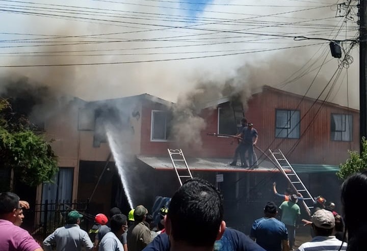 Incendio de proporciones afecta a 6 viviendas en Mulchén