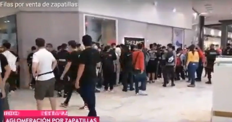 Todo por unas zapatillas: jóvenes de Santiago repletan centro comercial en plena pandemia