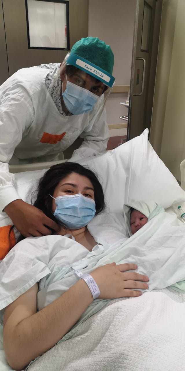 Los Ángeles: Madre quinceañera dio a luz al primer bebé de la década