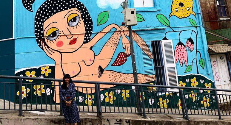 Mon Laferte hizo un mural en Valparaíso: Gobierno la criticó e intentaron atacarlo