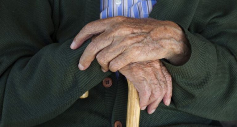 Sujeto de 82 años fue formalizado por abusar de una adulta mayor que sufre demencia