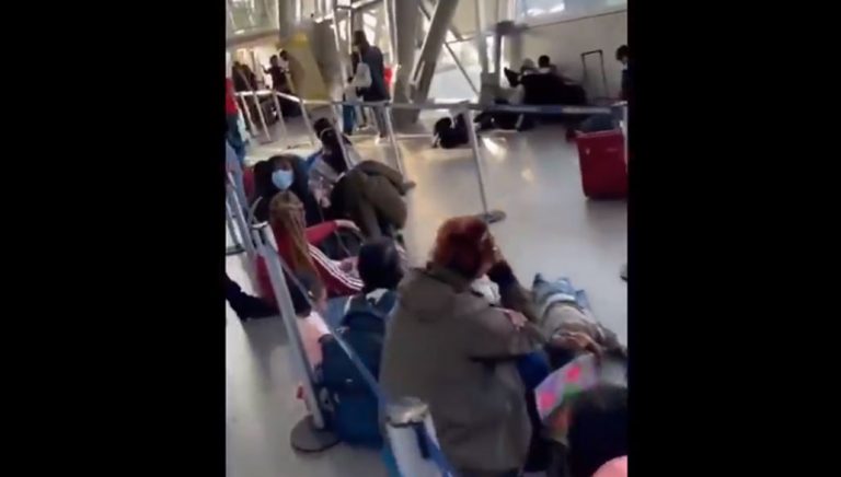 Largas filas y hoteles sin cupo: registran ‘caos’ en el aeropuerto por nuevas medidas a viajeros