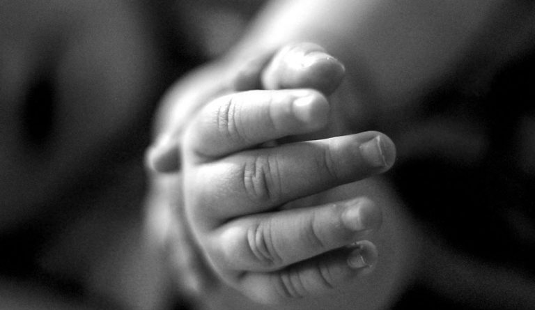 Detienen a 3 matronas tras muerte de bebé en parto domiciliario