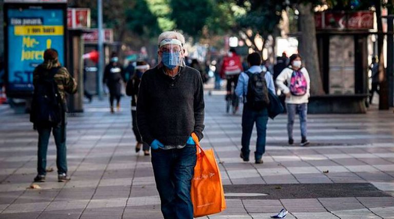 A un año del primer contagio en Chile: se registran más de 800 mil casos covid en total y 20.704 fallecidos