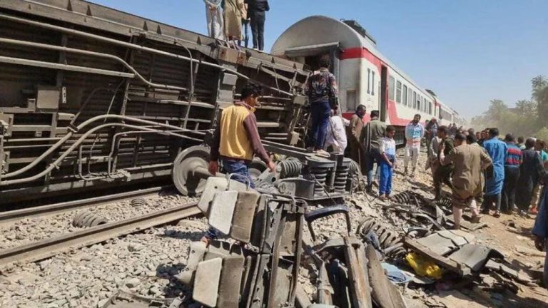 Dos trenes chocaron en Egipto: por el momento se registran 32 muertos y más de 60 heridos