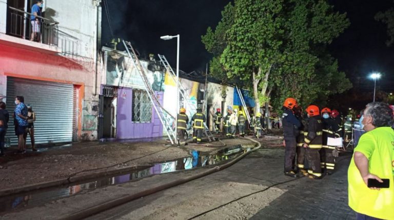 Incendio afectó a tres casas en Santiago: dos adultas mayores fallecieron