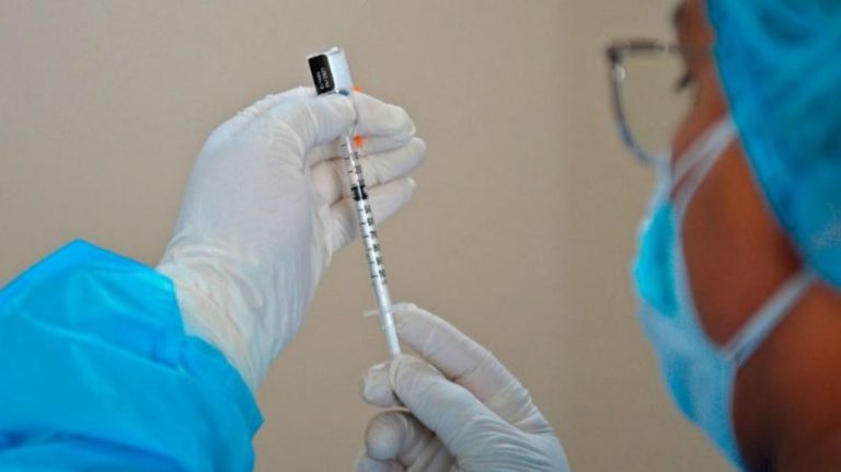 Nuevo error con la vacuna contra el covid: lactante de seis meses recibió dosis en Tirúa