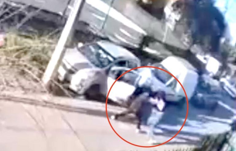 Madre entrega a hijo de 15 años que participó en robo de un auto a mujer en Maipú