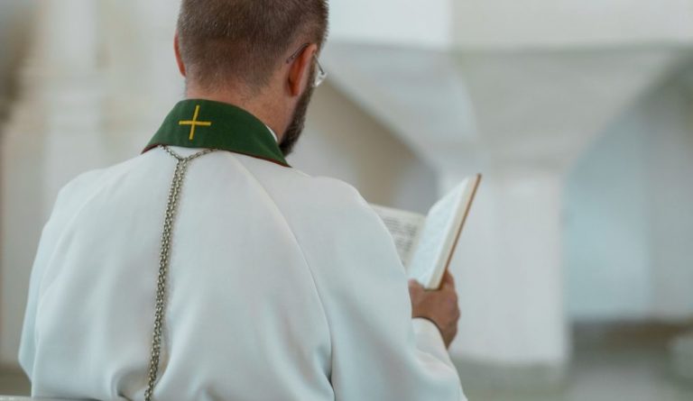 Legionarios de Cristo publican lista con sacerdotes acusados de abuso sexual: Hay curas chilenos