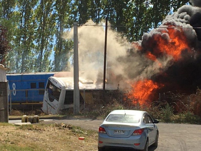 Cabrero: Dos muertos y tres heridos deja colisión de tren con bus