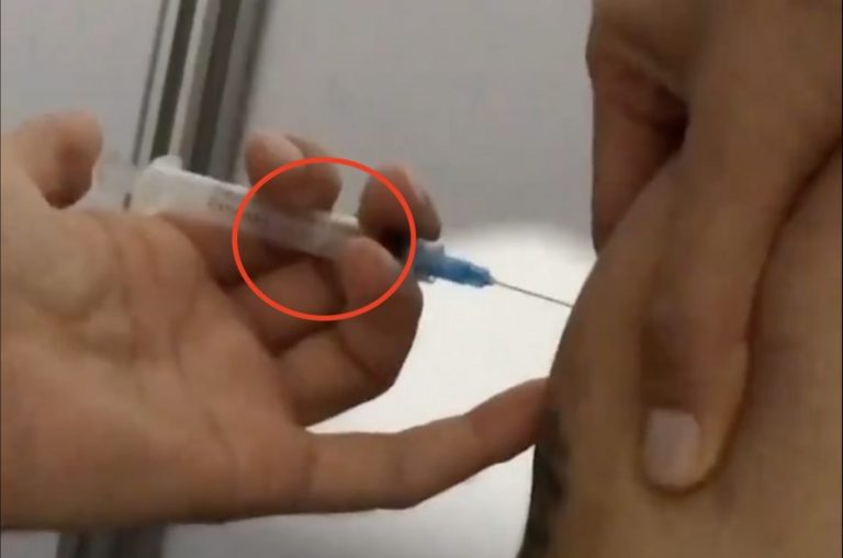 Impactante video: Hombre graba como lo vacunan pero la jeringa iba vacía en Las Condes