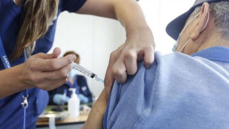 Vacunaron por error a 10 personas con Sinovac: debían recibir la segunda dosis de Pfitzer
