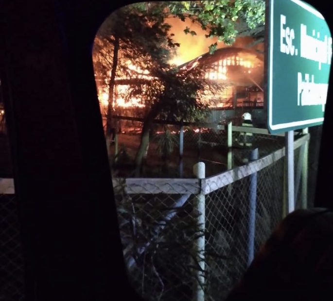 Ataque incendiario destruye escuela en Victoria