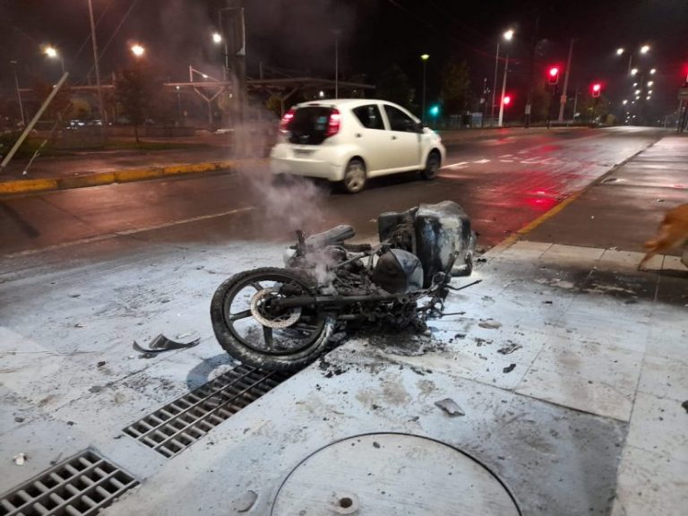 Los Ángeles: Moto en llamas y conductor grave deja colisión