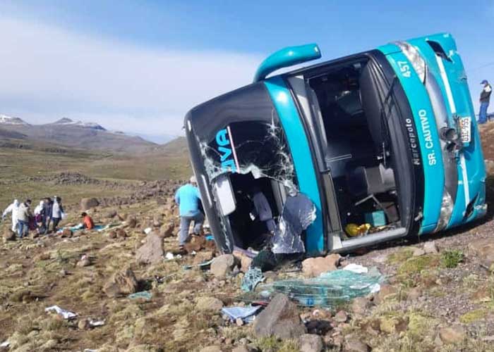 9 muertos y 25 heridos en accidente de bus al sur de Perú