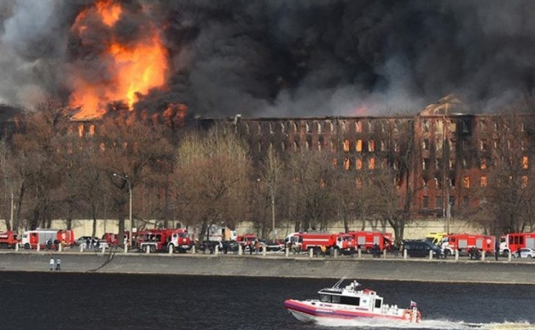 Mega incendio en Rusia destruye fábrica: Un bombero murió