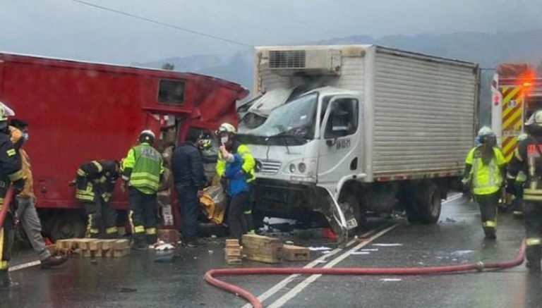 Accidente de tránsito simultáneo en Valdivia: una mujer falleció producto del impacto