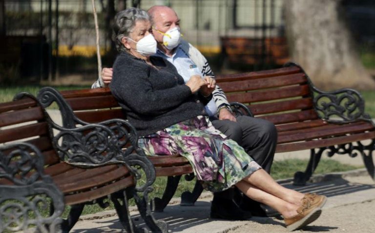 Mayores de 75 años en comunas en cuarentena tienen permiso adicional para salir a caminar