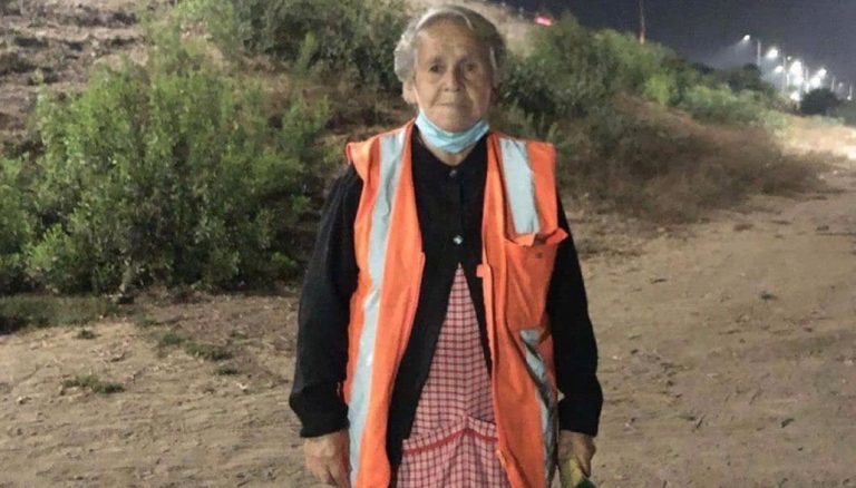 Dirige el tránsito con 82 años porque no alcanza a vivir con la pensión: Farkas anunció ayuda
