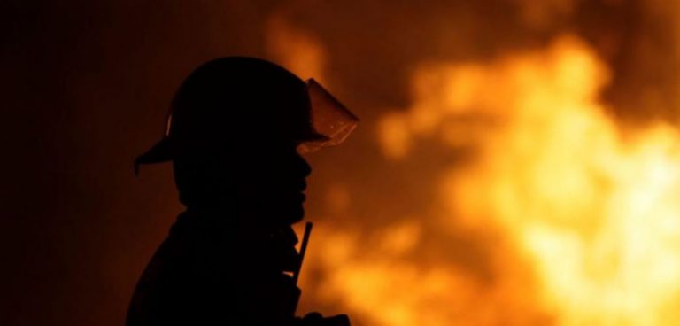 Trágico incendio de una casa: padre se salvó tras lanzarse del segundo piso, pero su hija murió