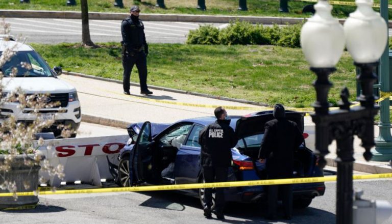 Sujeto embistió a policías con su auto en las cercanías del Capitolio: un agente y el agresor fallecieron