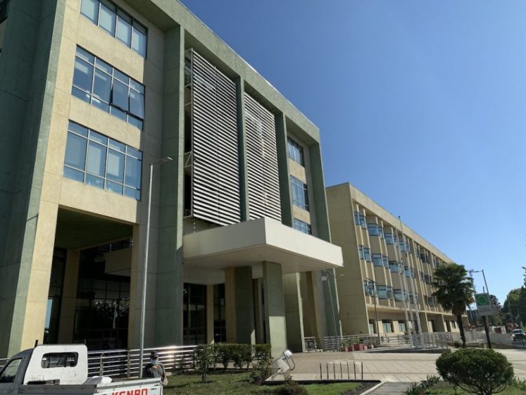 Delincuentes robaron y orinaron en oficinas del Hospital de Los Ángeles
