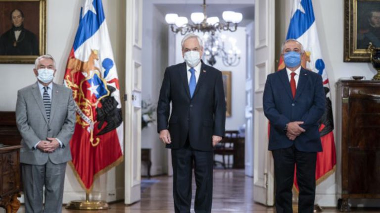 «Absurdo e injusto»: Mañalich respalda a ministro Paris por críticas al manejo de la pandemia