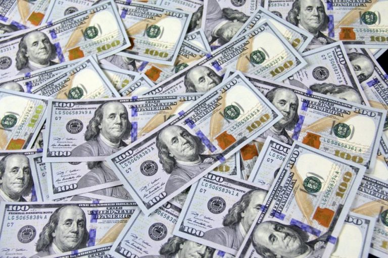 De mal en peor: Dólar sube a $1.010 logrando un nuevo máximo histórico