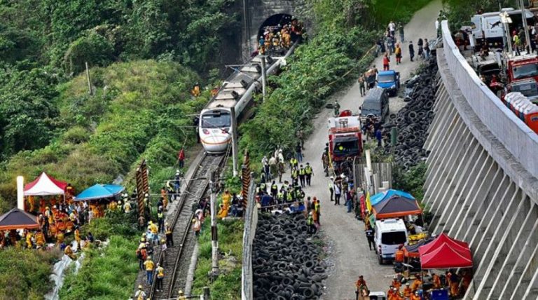 Dramático accidente en Taiwán: tren descarriló y provocó la muerte de al menos 50 personas