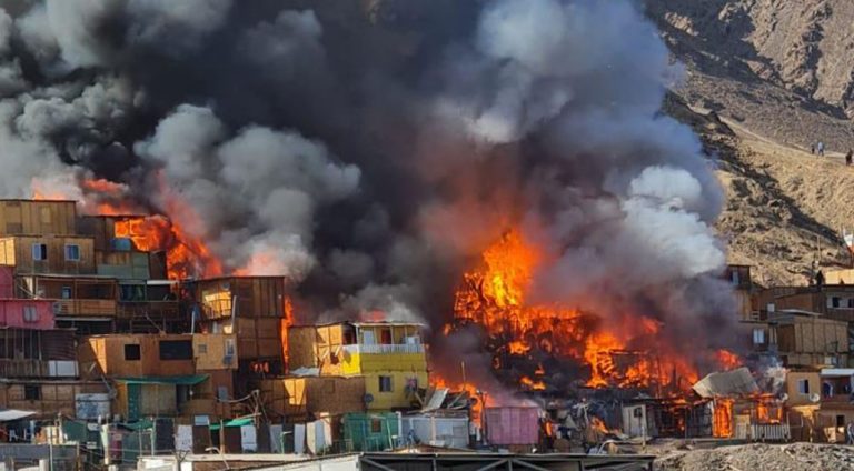 Incendio en campamento de Antofagasta: hay cerca de 35 casas totalmente afectadas
